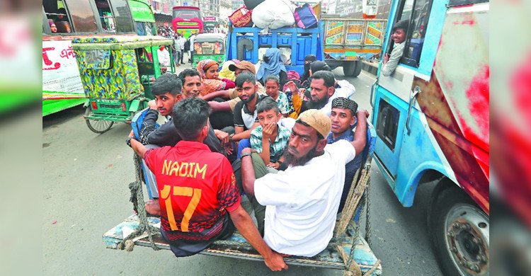 স্বজনের কাছে ফিরছে সবাই, রাজধানীজুড়ে ভিড় ঈদযাত্রায়